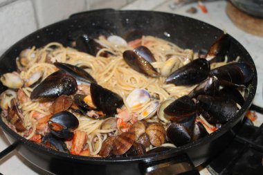 makarna midye, karides, midye ve karides tavada pişirme