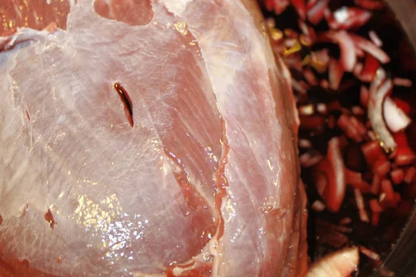Kırmızı şarap ve sebze ile bir tavada pişmiş sığır eti — Stok fotoğraf