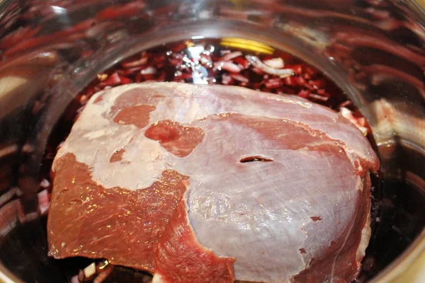 Carne de vacuno cocida en una sartén con vino tinto y verduras — Foto de Stock