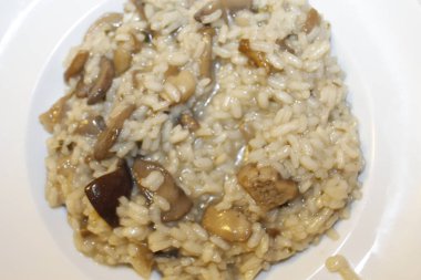 Ev yapımı pirinç ve beyaz şarap ile mantar