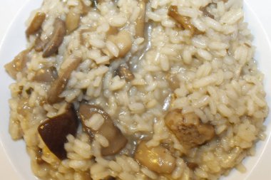 Ev yapımı pirinç ve beyaz şarap ile mantar