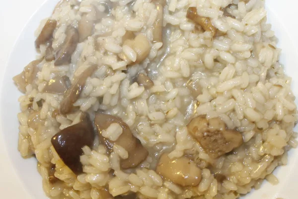 Arroz casero y champiñones con vino blanco — Foto de Stock