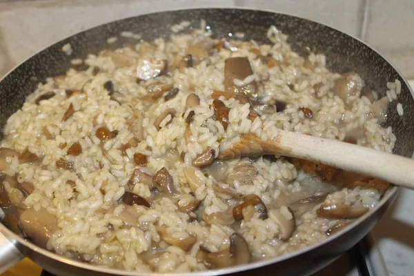 Zelfgemaakte rijst en champignons met witte wijn Stockfoto