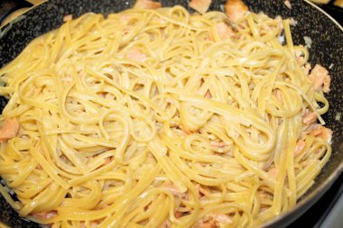 füme somon sos ve bchamel ile İtalyan makarna