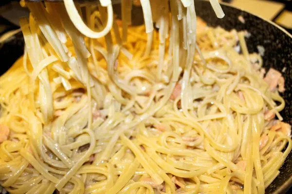 Macarrão italiano com molho de salmão defumado e bchamel — Fotografia de Stock