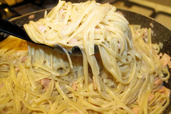 Macarrão italiano com molho de salmão defumado e bchamel — Fotografia de Stock