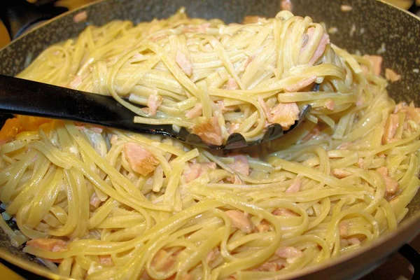 Macarrão italiano com molho de salmão defumado e bchamel — Fotografia de Stock