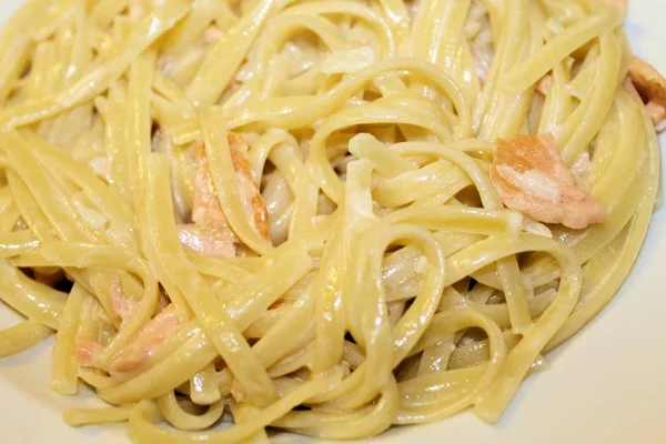 Macarrão italiano com molho de salmão defumado e bchamel — Fotografia de Stock