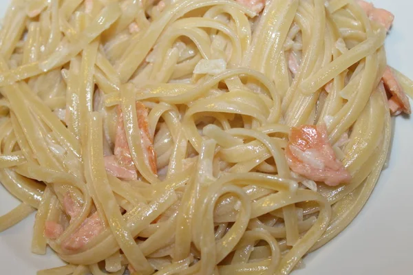 Macarrão italiano com molho de salmão defumado e bchamel — Fotografia de Stock