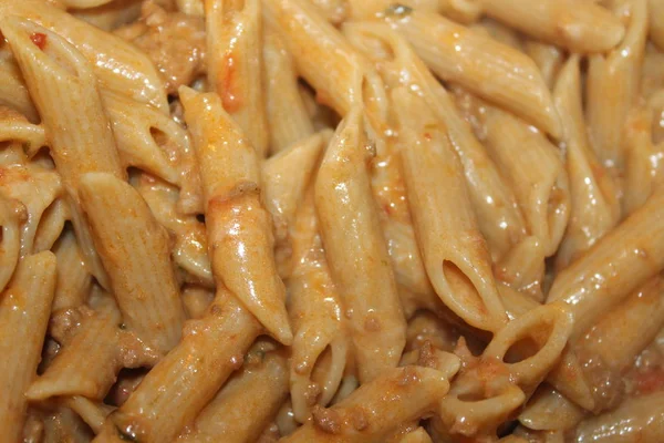 Домашняя выпечка макарон с соусом рагу и сыром — стоковое фото