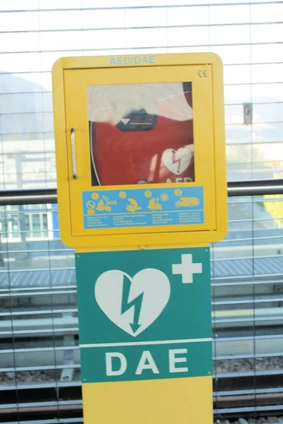 AED ( Automated External Defibrillator ) heart and thunderbolt — Stock Photo, Image