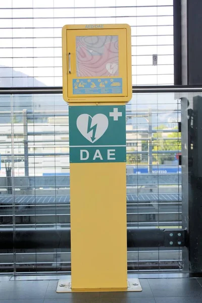 AED (Automatische Externe Defibrillator) hart en thunderbolt — Stockfoto