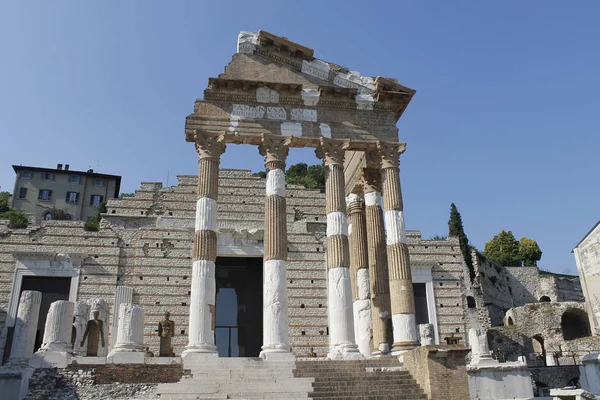 ローマ神殿の遺跡は、キャピ トリウムまたはイタリア、ブレシアのカピトリーノ神殿と呼ばれます。 — ストック写真