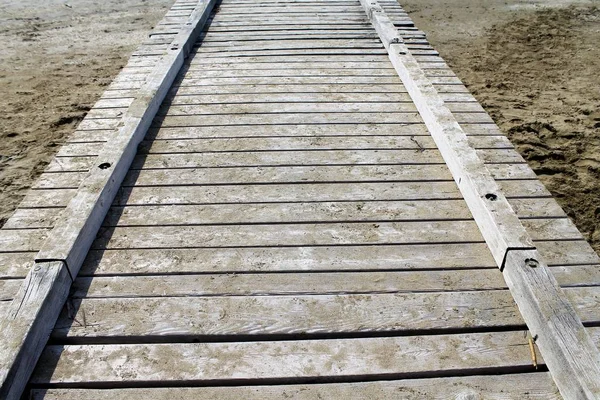 Närbild på träbryggan med sand — Stockfoto