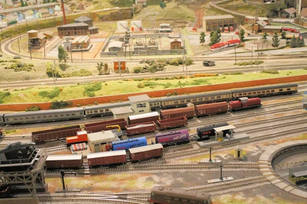 Estación de tren en miniatura. Estación de tren. El modelo de la estación de tren en propoción —  Fotos de Stock