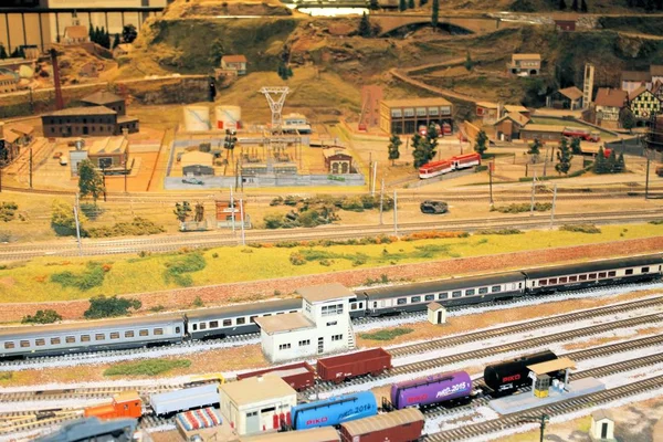 Estação de trem em miniatura. Estação de comboios. O modelo da estação ferroviária em propoção — Fotografia de Stock