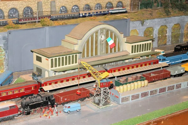 Miniaturní železniční stanice. Vlakové nádraží. Model nádraží v poměru — Stock fotografie