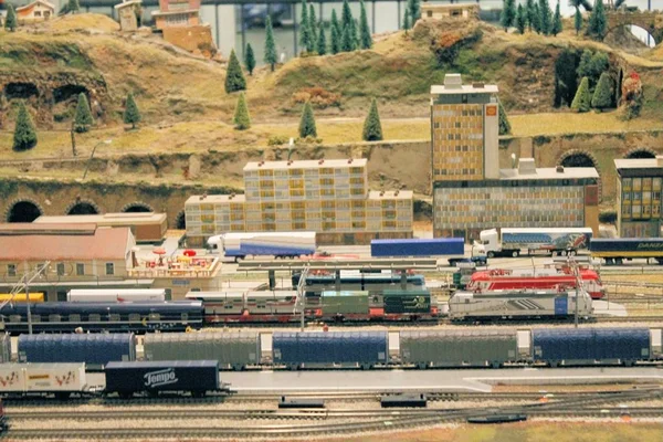 Miniatyr tågstation. Tågstationen. Modell av järnvägsstationen i propotion — Stockfoto