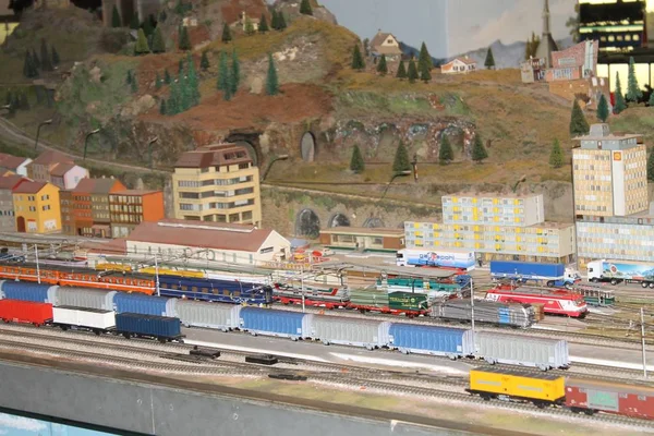 Estación de tren en miniatura. Estación de tren. El modelo de la estación de tren en propoción —  Fotos de Stock