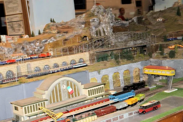 Estação de trem em miniatura. Estação de comboios. O modelo da estação ferroviária em propoção — Fotografia de Stock