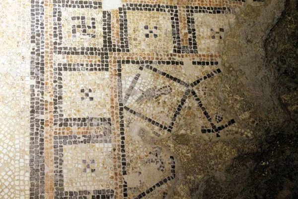 Beautiful old  mosaic adorned ancient floor. — Stock Photo, Image