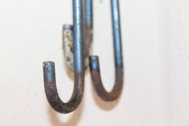 beyaz duvar demir kanca