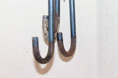 beyaz duvar demir kanca