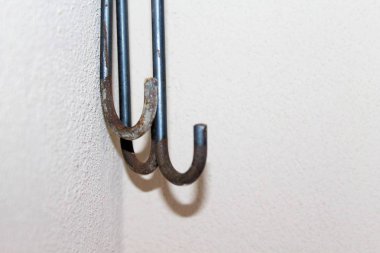 beyaz duvar demir kanca