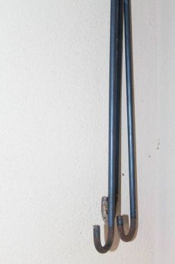 beyaz duvar demir kanca