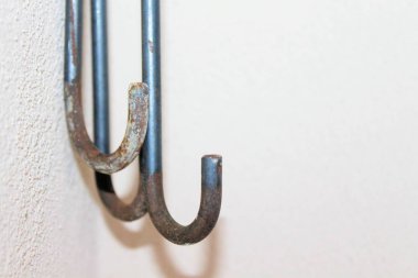 beyaz duvar demir kanca