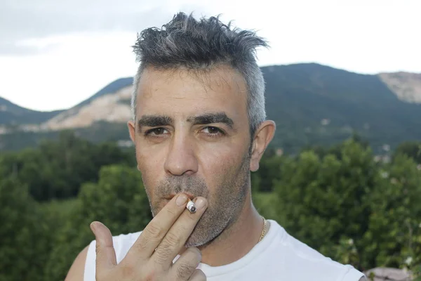Homme caucasien fumer une cigarette — Photo