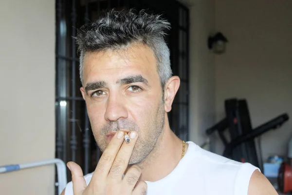 Homme caucasien fumer une cigarette — Photo