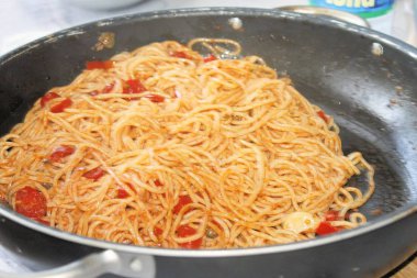Taze domates soslu spagetti adlı İtalyan makarna