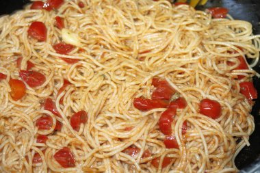 Taze domates soslu spagetti adlı İtalyan makarna