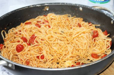 Taze domates soslu spagetti adlı İtalyan makarna