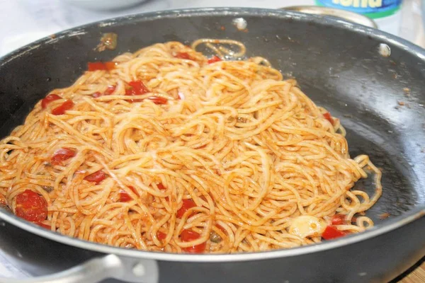 Taze domates soslu spagetti adlı İtalyan makarna
