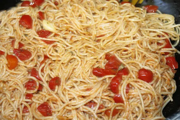 Taze domates soslu spagetti adlı İtalyan makarna