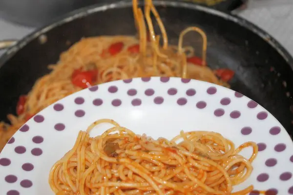 Massa italiana chamada espaguete com molho de tomate fresco — Fotografia de Stock