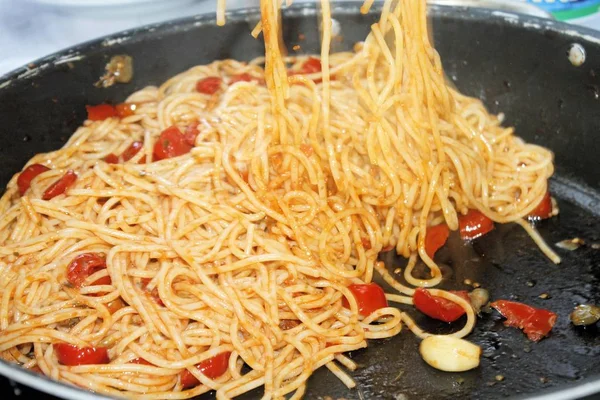 Massa italiana chamada espaguete com molho de tomate fresco — Fotografia de Stock