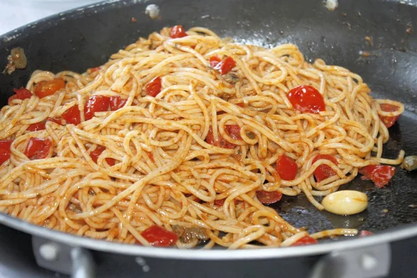 Massa italiana chamada espaguete com molho de tomate fresco — Fotografia de Stock