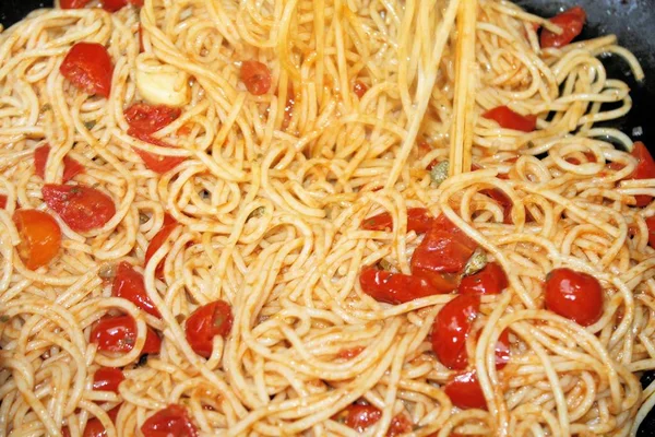 Spaghetti mit frischer Tomatensauce — Stockfoto