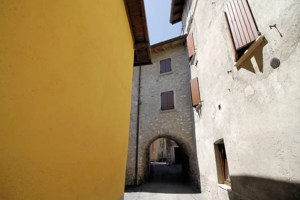 Cecina, kleine middeleeuwse dorp op Gardameer in Noord-Italië — Stockfoto
