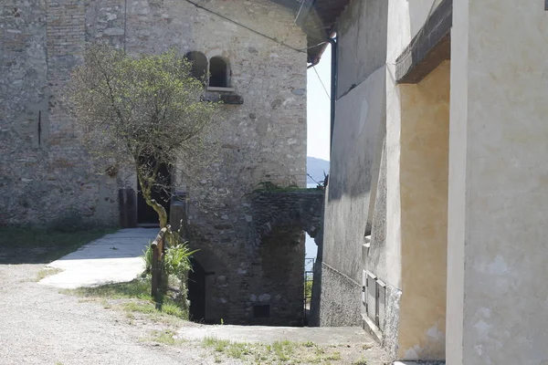Cecina, mała, średniowieczna wioska nad jeziorem garda w północnych Włoszech — Zdjęcie stockowe
