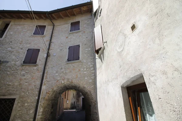 Cecina, garda Gölü Kuzey İtalya'daki küçük ortaçağ köyü — Stok fotoğraf