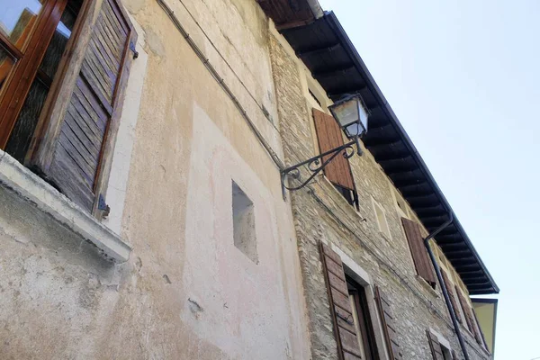 Cecina, pequeño pueblo medieval en el lago de Garda en el norte de Italia —  Fotos de Stock