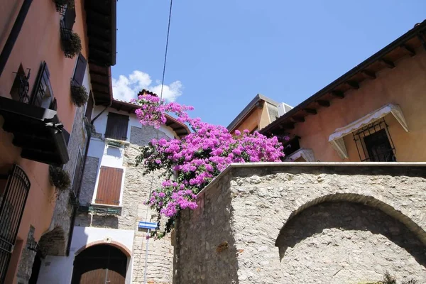 Cecina, piccolo borgo medievale sul lago di Garda nel nord Italia — Foto Stock