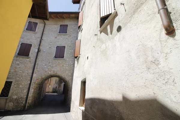 Cecina, liten medeltida by på Gardasjön i norra Italien — Stockfoto