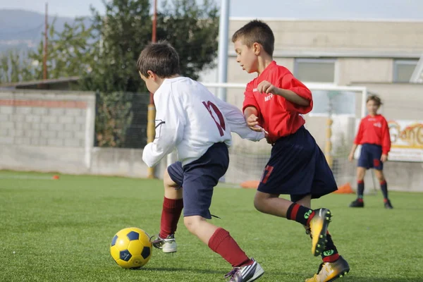 Giovani giocatori giocano a calcio — Foto Stock