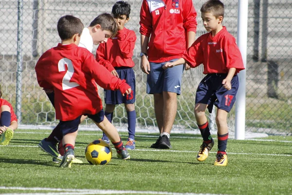 Jovens jogadores jogam futebol — Fotografia de Stock