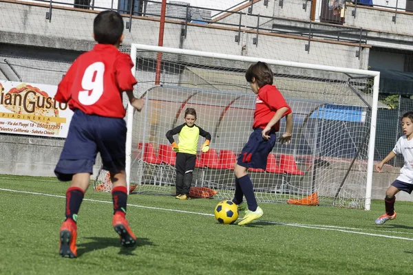 Jugadores jóvenes juegan fútbol — Foto de Stock